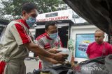 Montir melakukan perawatan mobil pemudik di Posko Siaga Toyota di Rest Area KM 57, Karawang, Jawa Barat, Kamis (28/4/2022). Toyota memberikan fasilitas servis gratis kepada pemudik dengan menyiapkan 302 titik pelayanan servis kendaraan selama musim mudik Lebaran 2022 untuk mewujudkan ketenangan, kenyamanan, dan keamanan perjalanan pemudik. ANTARA FOTO/M Ibnu Chazar/agr
