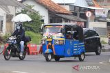 Pemudik yang menggunakan bajaj melintas jalur Pantura Simpang Lohbener, Indramayu, Jawa Barat, Jumat (29/4/2022). Pemudik menggunakan kendaraan khas ibukota untuk pulang kampung sehingga menjadi perhatian warga daerah karena keunikannya. ANTARA FOTO/Dedhez Anggara/agr