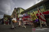 Waga berjalan membawa paket sembako saat pasar murah Ramadhan 1443 H di Makorem 101/Antasari, Banjarmasin, Kalimantan Selatan, Jumat (29/4/2022). Korem 101/Antasari menggelar pasar murah Ramadhan yang menjual berbagai macam bahan kebutuhan pokok dengan harga lebih murah dibandingkan harga pasar dalam rangka menyongsong hari raya Idul Fitri 1443 H. Foto Antaranews Kalsel/Bayu Pratama S.