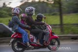 Pemudik bersepeda motor melintas di jalan Trans Kalimantan di Barabai, Kabupaten Hulu Sungai Tengah, Kalimantan Selatan, Sabtu (30/4/2022). Pada H-2 Lebaran, arus lalu lintas pemudik di ruas jalan nasional Kalimantan Selatan dari arah Banjarmasin menuju sejumlah Kabupaten di Kalsel, Kalteng dan Provinsi Kalimantan Timur terpantau mengalami peningkatan. Foto Antaranews Kalsel/Bayu Pratama S.