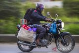 Pemudik bersepeda motor melintas di jalan Trans Kalimantan di Barabai, Kabupaten Hulu Sungai Tengah, Kalimantan Selatan, Sabtu (30/4/2022). Pada H-2 Lebaran, arus lalu lintas pemudik di ruas jalan nasional Kalimantan Selatan dari arah Banjarmasin menuju sejumlah Kabupaten di Kalsel, Kalteng dan Provinsi Kalimantan Timur terpantau mengalami peningkatan. Foto Antaranews Kalsel/Bayu Pratama S.