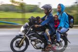 Pemudik bersepeda motor melintas di jalan Trans Kalimantan di Barabai, Kabupaten Hulu Sungai Tengah, Kalimantan Selatan, Sabtu (30/4/2022). Pada H-2 Lebaran, arus lalu lintas pemudik di ruas jalan nasional Kalimantan Selatan dari arah Banjarmasin menuju sejumlah kabupaten di Kalsel, Kalteng dan Provinsi Kalimantan Timur terpantau mengalami peningkatan. Foto Antaranews Kalsel/Bayu Pratama S.