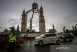 Polisi mengatur lalu lintas di jalan Trans Kalimantan di Rantau, Kabupaten Tapin, Kalimantan Selatan, Sabtu (30/4/2022). Pada H-2 Lebaran, arus lalu lintas pemudik di ruas jalan nasional Kalimantan Selatan dari arah Banjarmasin menuju sejumlah Kabupaten di Kalsel, Kalteng dan Provinsi Kalimantan Timur terpantau mengalami peningkatan. Foto Antaranews Kalsel/Bayu Pratama S.