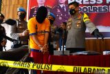 Polisi menghadirkan tersangka begal payudara berinisial Wsn saat merilis kasus cabul di Polres Madiun, Jawa Timur, Jumat (29/4/2022). Berdasarkan pengakuan kepada polisi, tersangka telah melakukan pencabulan payudara  pada enam gadis berumur antara 16 hingga 20 tahun. Antara Jatim/Siswowidodo