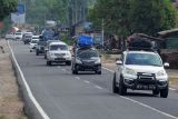 Kendaraan melintas di Jalan Lintas Timur Sumatera, Muarojambi, Jambi, Kamis (28/4/2022). Arus lalu lintas kendaraan di Jalan Nasional dari arah Palembang menuju Jambi tersebut terpantau mulai mengalami peningkatan dan diprediksi akan terus bertambah hingga H-2 Lebaran. ANTARA FOTO/Wahdi Septiawan/tom.