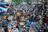 Warga ramai berbelanja di pasar tradisional Kuala Tungkal di Tungkal Ilir, Tanjungjabung Barat, Jambi, Jumat (29/4/2022). Sejumlah pusat perbelanjaan di daerah itu mulai dipadati warga yang membeli kebutuhan Hari Raya Idul Fitri 1443 H dan kebutuhan lainnya. ANTARA FOTO/Wahdi Septiawan/nym.