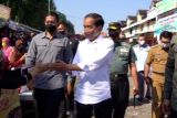 Presiden Jokowi bagikan bansos di Cirebon