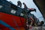 Sejumlah pemudik menunggu jadwal keberangkatan bus di PO Bus kawasan Amplas, Kota Medan, Sumatera Utara, Sabtu (30/4/2022). Memasuki H-2 Hari Raya Idul Fitri 1443 H, pemudik terus berdatangan di sejumlah lokasi Perusahaaan Otobus (PO) untuk berangkat mudik menggunakan bus dengan tujuan berbagai provinsi di Pulau Sumatera dan Jawa. 

ANTARA FOTO/Fransisco Carolio.