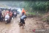 Jalan Bandung-Subang di Ciater longsor sebabkan kemacetan