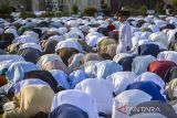 Umat islam menunaikan ibadah Shalat Idul Fitri 1 Syawal 1443 Hijriah di Masjid Raya Sabilal Muhtadin, Banjarmasin, Kalimantan Selatan, Senin (2/5/2022). Umat islam di seluruh Indonesia melaksanakan shalat Idul Fitri 1 Syawal 1443 Hijriah secara serentak sesuai dengan jadwal yang ditentukan Pemrintah. Foto Antaranews Kalsel/Bayu Pratama S.