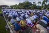 Umat islam menunaikan ibadah Shalat Idul Fitri 1 Syawal 1443 Hijriah di Masjid Raya Sabilal Muhtadin, Banjarmasin, Kalimantan Selatan, Senin (2/5/2022). Umat islam di seluruh Indonesia melaksanakan shalat Idul Fitri 1 Syawal 1443 Hijriah secara serentak sesuai dengan jadwal yang ditentukan Pemrintah. Foto Antaranews Kalsel/Bayu Pratama S.