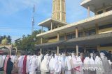 Jamaah shalat Idul Fitri memadati Masjid Agung Darussalihin di Kota Idi, Senin (2/5/2022). ANTARA/Hayaturrahmah