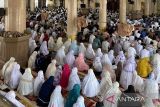 Jamaah shalat Idul Fitri memadati Masjid Agung Darussalihin di Kota Idi, Senin (2/5/2022). ANTARA/Hayaturrahmah