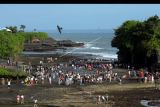 Wisatawan mengunjungi objek wisata Tanah Lot saat liburan Hari Raya Idul Fitri di Tabanan, Bali, Selasa (3/5/2022). Pengelola Daya Tarik Wisata (DTW) Tanah Lot mendata jumlah kunjungan wisatawan domestik pada liburan Idul Fitri 1443 H mencapai 7.700 orang sedangkan wisatawan mancanegara rata-rata 350 orang. ANTARA FOTO/Nyoman Hendra Wibowo/nym.