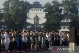 Umat muslim melaksanakan shalat Idul Fitri 1443 Hijriah di Lapangan Gasibu, Bandung, Jawa Barat, Senin (2/5/2022). Pemerintah Provinsi Jawa Barat kembali menggelar Shalat Idul Fitri dengan sedikitnya terdata 56 ribu titik baik di masjid maupun di lapangan di seluruh Jawa Barat setelah 2 tahun dilanda pandemi COVID-19. ANTARA FOTO/Novrian Arbi/agr