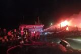 Puluhan keluarga diungsikan  akibat kebakaran kapal di Cilacap