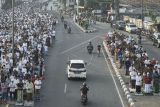 Sejumlah umat Islam memadati Jalan Jenderal Sudirman saat mengikuti Shalat Idul FItri 1443 H di Masjid Jami Annur Kramat di Kranji, Bekasi, Jawa Barat, Senin Senin (2/5/2022). Ribuan Umat Muslim melaksanakan Shalat Idul FItri di salah satu Masjid tertua di Bekasi yang telah ada dari tahun 1916. ANTARA FOTO/ Fakhri Hermansyah/hp.