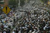 Sejumlah umat Islam memadati Jalan Jenderal Sudirman saat mengikuti Shalat Idul FItri 1443 H di Masjid Jami Annur Kramat di Kranji, Bekasi, Jawa Barat, Senin Senin (2/5/2022). Ribuan Umat Muslim melaksanakan Shalat Idul FItri di salah satu Masjid tertua di Bekasi yang telah ada dari tahun 1916. ANTARA FOTO/ Fakhri Hermansyah/hp.