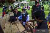 Perajin menyelesaikan pembuatan gelang simpai pesanan pengunjung di lokasi wisata Goa Limbuhang Haliau, Desa Haliau, Kabupaten Hulu Sungai Tengah, Kalimantan Selatan, Rabu (4/5/2022). Perajin mengaku pada libur Lebaran Idul Fitri 1 Syawal 1443 H saat ini permintaan kerajinan gelang simpai khas dayak meratus yang dijual seharga Rp30 ribu hingga Rp60 ribu tersebut meningkat di banding dua tahun sebelumnya. Foto Antaranews Kalsel/Bayu Pratama S.