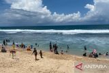 Ribuan wisatawan memadati objek wisata pantai di Gunung Kidul