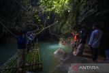 Wisatawan berfoto di wisata Goa Limbuhang Haliau di Desa Haliau, Kabupaten Hulu Sungai Tengah, Kalimantan Selatan, Rabu (4/5/2022). Sejumlah objek wisata di Kalimantan Selatan kembali ramai dikunjungi wisatawan saat liburan Idul Fitri 1443 H, setelah dalam dua tahun terakhir sepi pengunjung akibat adanya pembatasan kunjungan. Foto Antaranews Kalsel/Bayu Pratama S.