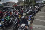 Antrean pengendara sepeda motor dan mobil di Jalan Raya Lembang, Kabupaten Bandung Barat, Jawa Barat, Rabu (4/5/2022). H+2 Lebaran, jalur menuju Lembang maupun Kota Bandung terpantau padat oleh pengendara yang hendak berwisata. ANTARA FOTO/Novrian Arbi/agr