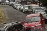 Suasana antrean kendaraan di Jalan Raya Lembang, Kabupaten Bandung Barat, Jawa Barat, Rabu (4/5/2022). H+2 Lebaran, jalur menuju Lembang maupun Kota Bandung terpantau padat oleh pengendara yang hendak berwisata. ANTARA FOTO/Novrian Arbi/agr