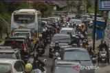 Suasana antrean kendaraan di Jalan Raya Lembang, Kabupaten Bandung Barat, Jawa Barat, Rabu (4/5/2022). H+2 Lebaran, jalur menuju Lembang maupun Kota Bandung terpantau padat oleh pengendara yang hendak berwisata. ANTARA FOTO/Novrian Arbi/agr