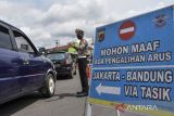 Personil Kepolisian mengatur arus lalu lintas kendaraan di Jalur Selatan Sindangkasih, Kabupaten Ciamis, Jawa Barat, Rabu (4/5/2022). Polres Ciamis memberlakukan pengalihan arus kendaraan dari arah Timur atau Jawa Tengah menuju Bandung-Jakarta melalui jalur Kota Tasikmalaya dan Kabupaten Garut untuk mengurai kemacetan. ANTARA FOTO/Adeng Bustomi/agr
