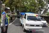 Personel Kepolisian mengatur arus lalu lintas kendaraan di Jalur Selatan Sindangkasih, Kabupaten Ciamis, Jawa Barat, Rabu (4/5/2022). Polres Ciamis memberlakukan pengalihan arus kendaraan dari arah Timur atau Jawa Tengah menuju Bandung-Jakarta melalui jalur Kota Tasikmalaya dan Kabupaten Garut untuk mengurai kemacetan. ANTARA FOTO/Adeng Bustomi/agr
