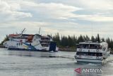 Kapal Roro dan kapal cepat mengangkut wisatawan yang berlibur tujuan Pulau Sabang meninggalkan pelabuhan penyeberangan Ulee Lheue, Banda Aceh, Aceh, Kamis (5/5/2022). PT Angkutan Sungai, Danau dan Penyeberangan (ASDP) menambah rute penyeberangan dari Banda Aceh tujuan Pulau Sabang dan sebaliknya, dari dua trip menjadi lima trip untuk kapal Roro dan kapal cepat guna mengantisipasi lonjakan penumpang yang akan berlibur selama Hari Raya Idul Fitri 1443 Hijriah ANTARA FOTO/Ampelsa.