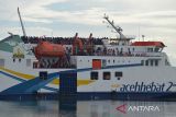 Kapal Roro mengangkut wisatawan yang berlibur tujuan Pulau Sabang meninggalkan pelabuhan penyeberangan Ulee Lheue, Banda Aceh, Aceh, Kamis (5/5/2022). PT Angkutan Sungai, Danau dan Penyeberangan (ASDP) menambah rute penyeberangan dari Banda Aceh tujuan Pulau Sabang dan sebaliknya, dari dua trip menjadi lima trip untuk kapal Roro dan kapal cepat guna mengantisipasi lonjakan penumpang yang akan berlibur selama Hari Raya Idul Fitri 1443 Hijriya ANTARA FOTO/Ampelsa.