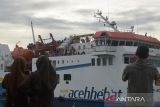 Kapal Roro mengangkut wisatawan yang berlibur tujuan Pulau Sabang meninggalkan pelabuhan penyeberangan Ulee Lheue, Banda Aceh, Aceh, Kamis (5/5/2022). PT Angkutan Sungai, Danau dan Penyeberangan (ASDP) menambah rute penyeberangan dari Banda Aceh tujuan Pulau Sabang dan sebaliknya, dari dua trip menjadi lima trip untuk kapal Roro dan kapal cepat guna mengantisipasi lonjakan penumpang yang akan berlibur selama Hari Raya Idul Fitri 1443 Hijriah. ANTARA FOTO/Ampelsa.
