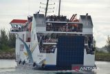 Kapal Roro mengangkut wisatawan yang berlibur tujuan Pulau Sabang meninggalkan pelabuhan penyeberangan Ulee Lheue, Banda Aceh, Aceh, Kamis (5/5/2022). PT Angkutan Sungai, Danau dan Penyeberangan (ASDP) menambah rute penyeberangan dari Banda Aceh tujuan Pulau Sabang dan sebaliknya, dari dua trip menjadi lima trip untuk kapal Roro dan kapal cepat guna mengantisipasi lonjakan penumpang yang akan berlibur selama Hari Raya Idul Fitri 1443 Hijriya ANTARA FOTO/Ampelsa.