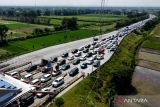 Penumpukan kendaraan terjadi di exit Tol Jombang-Mojokerto (Jomo) gerbang Bandar Kedungmulyo, Jombang, Jawa Timur, Selasa (3/5/2022). Memasuki hari kedua Lebaran, kondisi tol Jombang-Mojokerto macet hampir sepanjang 1,5 kilometer di exit gerbang tol Bandar Kedungmulyo Jombang karena adanya peningkatan jumlah kendaraan dari jalur arteri dari simpang empat Mengkreng, Kediri maupun arah Jombang yang hendak melakukan silaturahmi lebaran. Antara Jatim/Syaiful Arief/zk