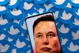 Elon Musk isyaratkan ingin beli Twitter dengan harga lebih murah