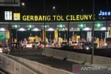 Kendaraan memasuki Gerbang Tol Cileunyi di Kabupaten Bandung, Jawa Barat, Jumat (6/5/2022). Polresta Bandung memprediksi puncak arus balik di Gerbang Tol Cileunyi akan terjadi pada H+3 hingga H+5 Lebaran 2022. ANTARA FOTO/Raisan Al Farisi/agr
