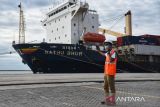 TNI AL menangkap  kapal angkut kontainer MV Mathu Bhum berbendera Singapura yang membawa 34 peti kemas berisi minyak goreng dengan tujuan ekspor ke Malaysia. ANTARA FOTO/Fransisco Carolio