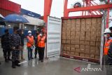 Penangkapan kapal penyelundup minyak goreng di Dermaga Belawan International Container Terminal (BICT), Medan, Sumatera Utara, Jumat (6/5/2022). TNI AL menangkap kapal angkut kontainer MV Mathu Bhum berbendera Singapura yang membawa 34 peti kemas berisi minyak goreng dengan tujuan ekspor ke Malaysia. ANTARA FOTO/Fransisco Carolio