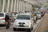 Kendaraan melintas di Jalan Lintas Sumatera (Jalinsum) Jambi-Riau, Jambi, Kamis (5/5/2022). Arus lalu lintas kendaraan di jalan nasional yang menjadi pintu masuk darat menuju Kota Jambi itu terpantau ramai lancar dari kedua arah. ANTARA FOTO/Wahdi Septiawan/nz.