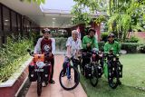 Tiga pria asal Indonesia pergi ke Mekkah menggunakan sepeda