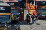 Penumpang berjalan setelah turun dari bus di Terminal Cicaheum, Bandung, Jawa Barat, Sabtu (7/5/2022). H+4 Idul Fitri 1443 H, pemudik yang kembali ke Kota Bandung melalui terminal tersebut terpantau sepi. ANTARA FOTO/Novrian Arbi/agr
