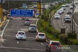 Antrean pengendara yang memasuki gerbang Tol Pasteur, Cimahi, Jawa Barat, Minggu (8/5/2022). H+5 lebaran Idul Fitri 1443 Hijriah, arus balik pengendara dari Kota Bandung menuju Jakarta yang melewati gerbang tol tersebut terpantau lancar. ANTARA FOTO/Novrian Arbi/agr