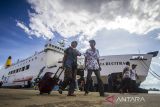 Pemudik membawa barang bawaannya berjalan keluar dari KM Dharma Rucitra saat tiba di Pelabuhan Bandarmasih, Banjarmasin, Kalimantan Selatan, Minggu (8/5/2022). Foto Antaranews Kalsel/Bayu Pratama S.