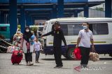 Pemudik berjalan usai turun dari angkutan umum yang membawanya di Terminal Tipe B Kilometer 6, Banjarmasin, Kalimantan Selatan, Jumat (29/4/2022). Dinas Perhubungan Kalimantan Selatan mencatat pada arus balik Sabtu (7/5/2022) periode H+4 Lebaran sebanyak 1.082 penumpang bus antarkota antarprovinsi (AKAP) dan 7.854 penumpang bus antarkota dalamprovinsi (AKDP) tiba di terminal Kalimantan Selatan. Foto Antaranews Kalsel/Bayu Pratama S.