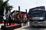 Wali Kota Madiun Maidi (ketiga kiri) bersama sejumlah pejabat mengangkat bendera saat memberangkatkan bus arus balik menuju Jakarta di Terminal Purbaya, Kota Madiun, Jawa Timur, Minggu (8/5/2022). Kementerian Perhubungan memfasilitasi angkutan gratis mudik dan balik Jakarta  Madiun bagi 450 warga Madiun dan sekitar dengan 15 bus pada masa libur Lebaran 2022/1443 Hijriyah. Antara Jatim/Siswowidodo/Ds