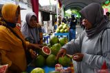 Pengunjung memilih buah pamelo yang ditawarkan di sebuah stan pada acara Gebyar Kampoeng Pamelo di Pojoksari, Kabupaten Magetan, Jawa Timur, Sabtu (7/5/2022). Kegiatan tersebut dimaksudkan untuk memfasilitasi para petani dan pedagang pemelo untuk memasarkan produknya sekaligus mempopulerkan wilayah tersebut sebagai sentra pamelo. Antara Jatim/Siswowidodo/Ds