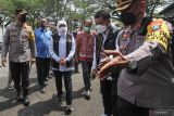 Gubernur Jawa Timur Khofifah Indar Parawansa (ketiga kiri) didampingi Kapolres Pelabuhan Tanjung Perak AKBP Anton Elfrino Trisanto (kiri) meninjau wahana permainan air di Kenjeran Water Park, Surabaya, Jawa Timur, Minggu (8/5/2022). Gubernur Jawa Timur Khofifah Indar Parawansa meninjau secara langsung seluncuran wahana permainan air yang ambrol pada Sabtu (7/5) dan menyebabkan 16 pengunjungnya luka-luka akibat terjatuh dari ketinggian sekitar 10 meter. Antara Jatim/Didik Suhartono