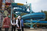 Gubernur Jawa Timur Khofifah Indar Parawansa (kedua kanan) didampingi Wali Kota Surabaya Eri Cahyadi (ketiga kanan) meninjau wahana permainan air di Kenjeran Water Park, Surabaya, Jawa Timur, Minggu (8/5/2022). Gubernur Jawa Timur Khofifah Indar Parawansa meninjau secara langsung seluncuran wahana permainan air yang ambrol pada Sabtu (7/5) dan menyebabkan 16 pengunjungnya luka-luka akibat terjatuh dari ketinggian sekitar 10 meter. Antara Jatim/Didik Suhartono