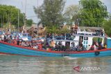 Kapal nelayan mengangkut penumpang dari Pulau Aceh, Kabupaten Aceh Besar, tiba di pelabuhan tradisional Lampulo, Banda Aceh, Minggu (8/5/2022). Pada puncak arus balik lebaran Idul Fitri 1443 Hijriah, volume penumpang kapal dari pulau Aceh tujuan Banda Aceh mengalami peningkatan drastis yang mayoritas dari kalangan mahasiswa, pelajar dan sebagian kecil warga biasa. ANTARA FOTO/Ampelsa